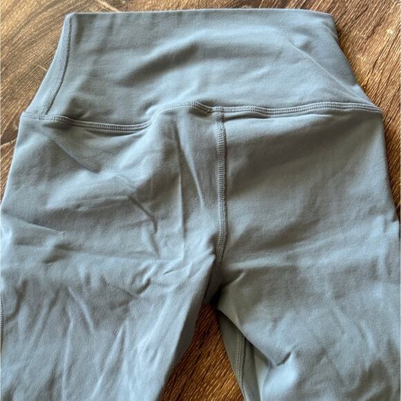 ALO Size XS Blue/Gray Capri Style Leggings - Picture 7 of 7
